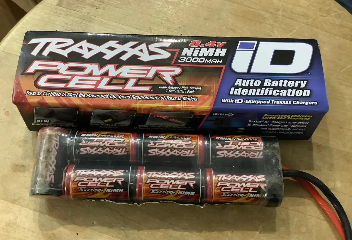 Lightly Used 7 Cell Nimh 3000Mah 8.4V Flat 1